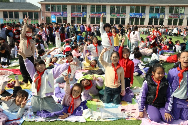 同學們開心作好曬太陽準備  敖民極  龍紅利.jpg