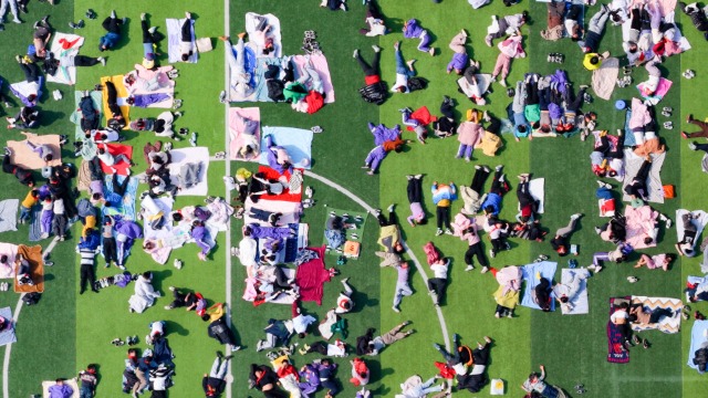 重慶市永川區(qū)興龍湖小學1-6年級4000余名師生在冬日里曬太陽 敖民極  龍紅利 .jpg