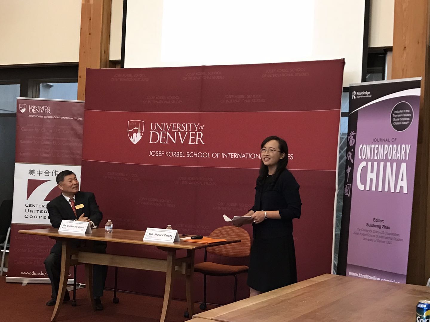 在丹佛大學(xué)開講座，旁邊主持人是我的導(dǎo)師趙穗生教授.jpeg