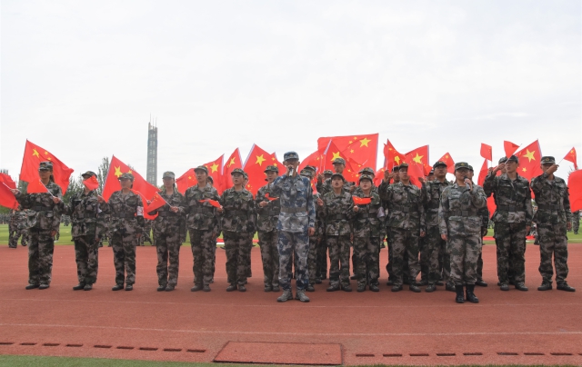 科大學(xué)學(xué)子青春告白祖國(guó)與國(guó)旗同框2.jpg