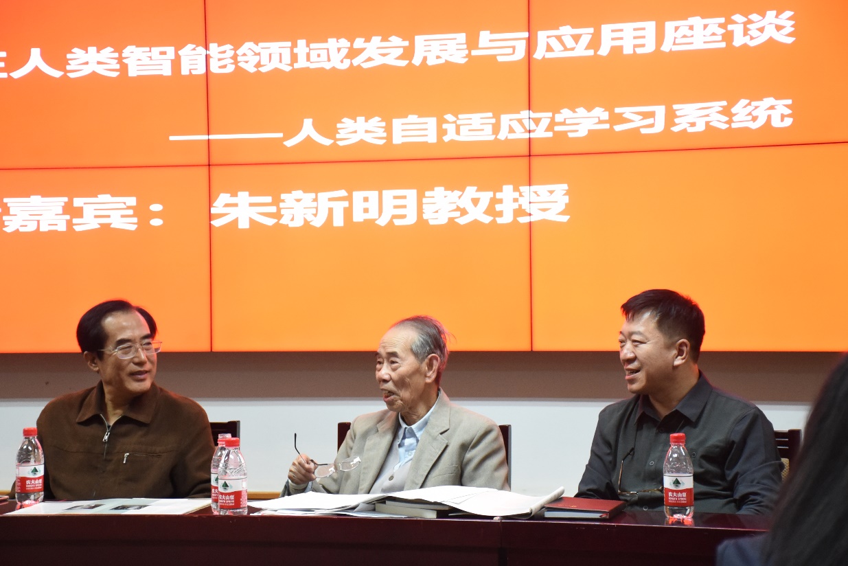 座談會現(xiàn)場。左為張彥春，中為主講人朱新明，右為曲池。.jpg