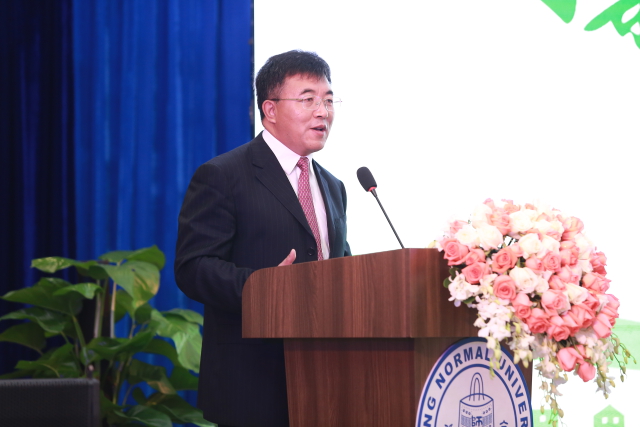 北京師范大學(xué)校長助理、未來教育學(xué)院院長鄭國民主持開幕式.jpg