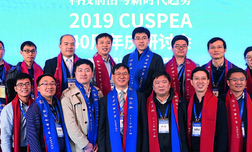 CUSPEA學(xué)人王中林院士（前排左四）和他的學(xué)生們.jpg