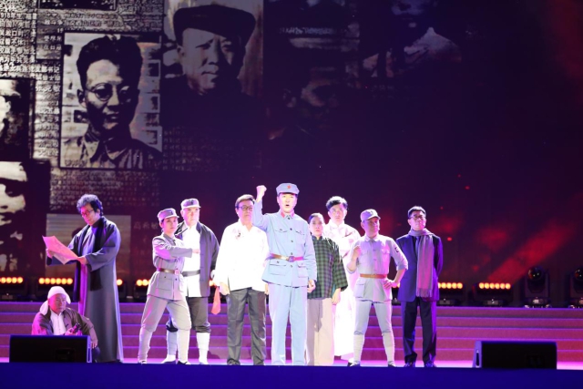 站在烈士們曾經(jīng)以鮮血和生命捍衛(wèi)的土地上，演員們飽含深情和感恩地再現(xiàn)了舞臺版的朗誦劇《呂梁英雄譜》，向先烈致敬，給后人啟迪。.jpg