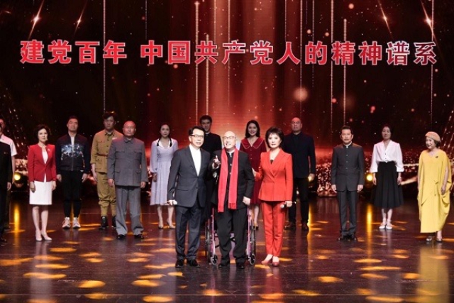 《詩意中國?紅色記憶》的壓軸節(jié)目是抗戰(zhàn)詩篇《我愛這土地》，但在今天賦予了新的意義，那就是共產(chǎn)黨人永遠(yuǎn)的初心。.jpg