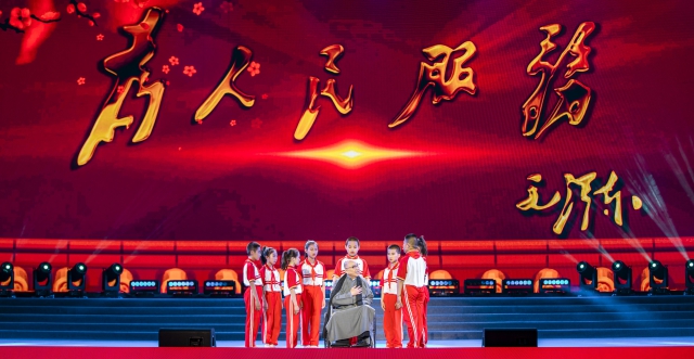 表演藝術(shù)家喬榛老師和興縣一二〇師學(xué)校的孩子們演繹《為人民服務(wù)的故事》，這個(gè)故事在短短2天內(nèi)，他不知道給孩子們講了多少遍了。.jpg