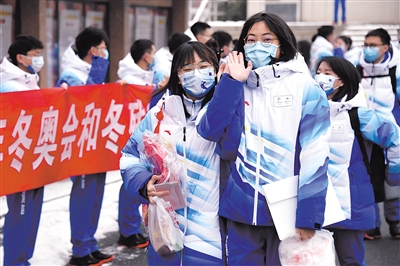 1月23日，在北京交通大學，首批冬奧志愿者準備出發(fā)。當日，北京交通大學首批冬奧志愿者集結(jié)出發(fā)。據(jù)了解，首批80名師生志愿者將在國家體育館開展志愿服務工作。新華社記者 任超 攝.jpg