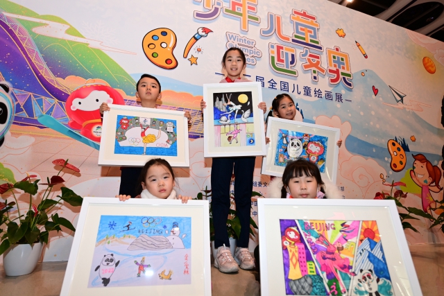 少年兒童迎冬奧——第二屆全國兒童繪畫展”今天在中國婦女兒童博物館開幕。從2022幅作品中精心遴選出的300余幅代表作，分為“我的童年冬奧夢”“靈巧小手畫冬奧”“冰雪迎春喜洋洋”“攜手奮進向未來”四個篇章進行展示。2.jpg