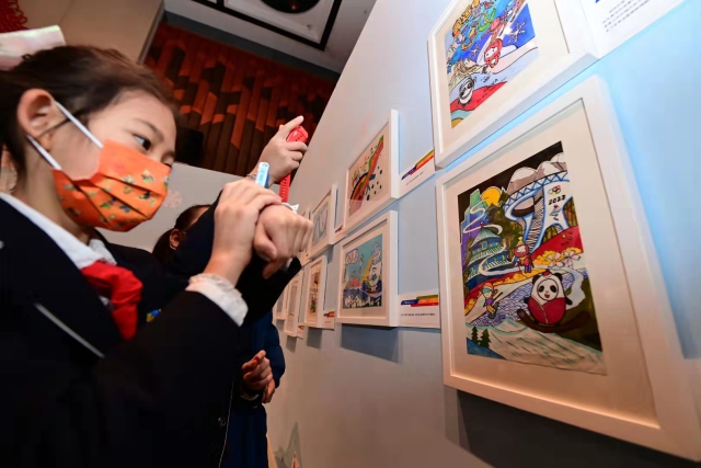 少年兒童迎冬奧——第二屆全國兒童繪畫展”今天在中國婦女兒童博物館開幕。從2022幅作品中精心遴選出的300余幅代表作，分為“我的童年冬奧夢”“靈巧小手畫冬奧”“冰雪迎春喜洋洋”“攜手奮進向未來”四個篇章進行展示。1.jpg