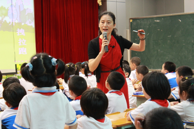 p50 圖1 學校教師在課堂上開展啟發(fā)式教學，與學生互動。吳春嬈 供圖.jpg
