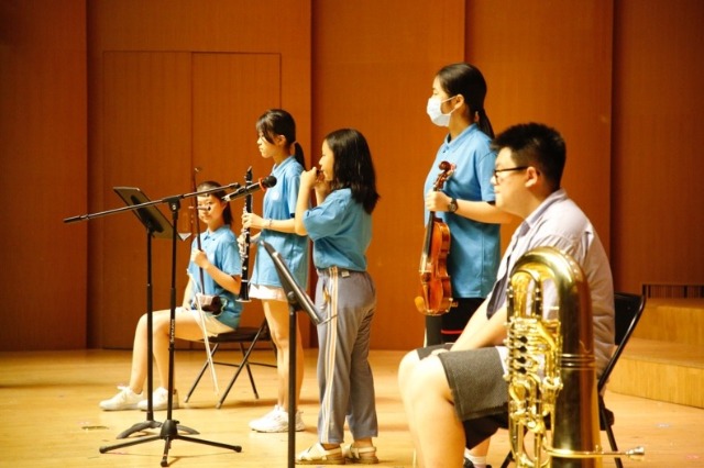 閉營(yíng)儀式結(jié)束后，各族青少年還開展了聯(lián)歡活動(dòng)，同學(xué)們表演了維吾爾族舞蹈、蒙古族群舞、民族樂器演奏、歌曲合唱等節(jié)目.jpg