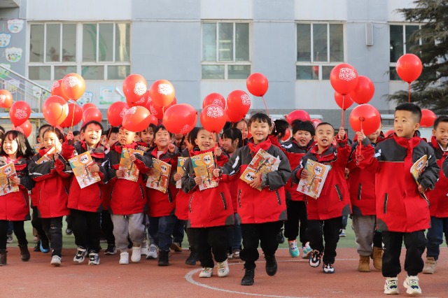 01——2月19日，甘肅省平?jīng)鍪嗅轻紖^(qū)西大街小學(xué)教育集團(tuán)，學(xué)生們領(lǐng)取到新課本后在校園里高興地奔跑。.JPG