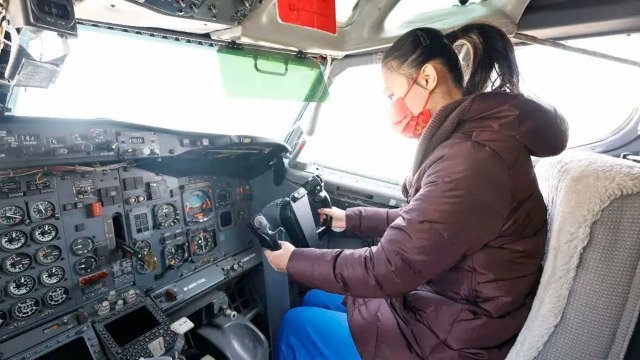 視力障礙孩子在民航大學感受飛機。圖片由學校提供.jpg