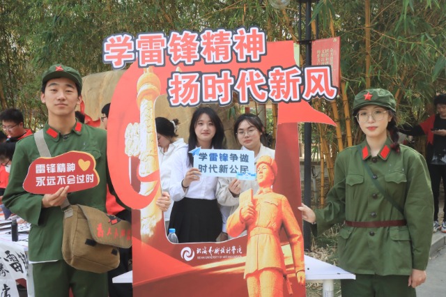 直播活動現(xiàn)場打卡拍照。北海藝術(shù)設(shè)計(jì)學(xué)院供圖.jpg