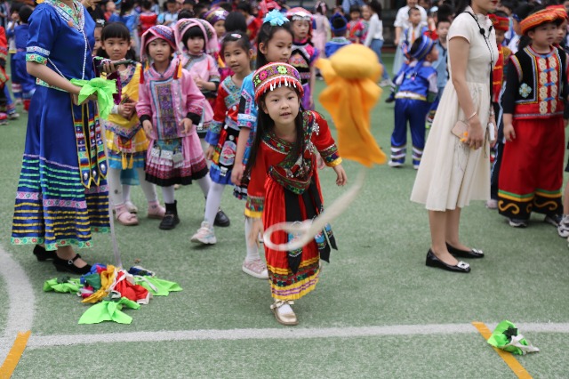 南寧市星湖小學一、二年級的學生開展了壯族競技項目“背簍繡球”.JPG