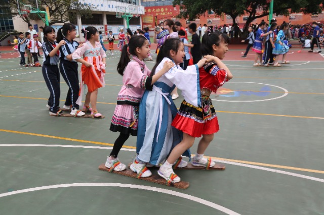 南寧市星湖小學的三、四年級學生開展了壯族競技項目“三人板鞋”.JPG