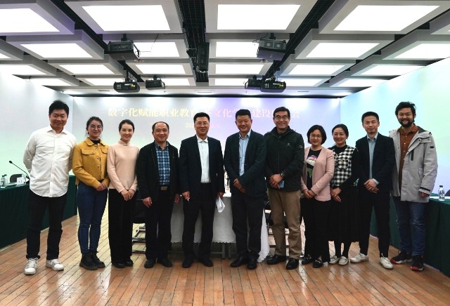 到場(chǎng)嘉賓合影。主辦方供圖。