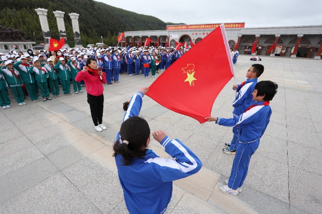 09——5月26日，甘肅省平?jīng)鍪嗅轻紖^(qū)西大街小學(xué)教育集團(tuán)在六盤山紅軍長(zhǎng)征紀(jì)念館舉行少先隊(duì)員入隊(duì)儀式。.JPG