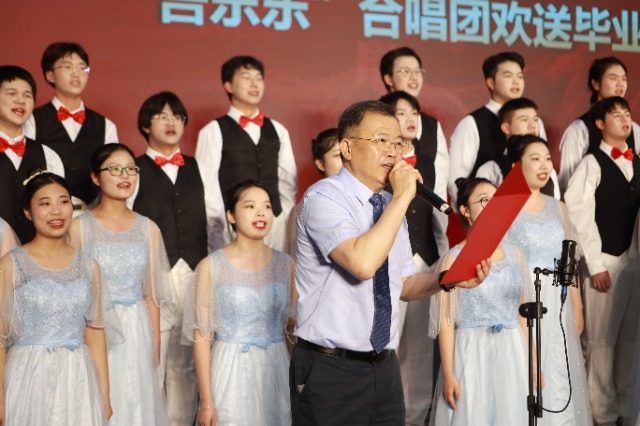 學(xué)校畢業(yè)典禮現(xiàn)場(chǎng)。張植攝.jpg