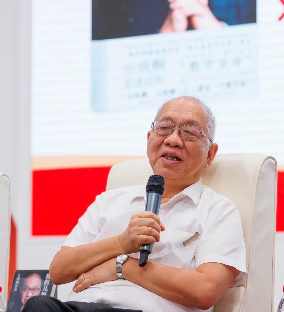 活動中的丘成桐先生。學(xué)校供圖.jpg