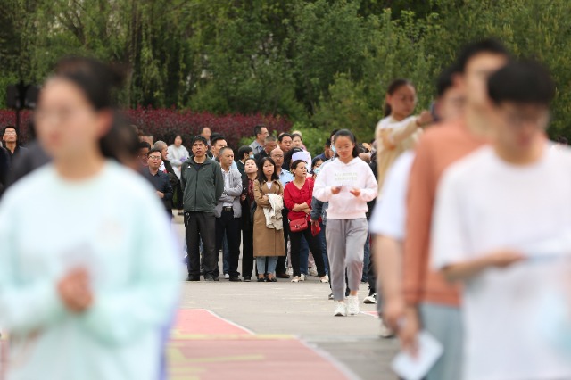 07——6月7日，在甘肅省平?jīng)鍪械谖逯袑W(xué)考點(diǎn)，家長們目送考生進(jìn)入考場。.JPG