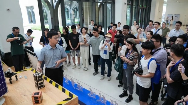 中山大學(xué)深圳校區(qū)航空航天學(xué)院教師介紹學(xué)生立方星項(xiàng)目。學(xué)校供圖.jpg