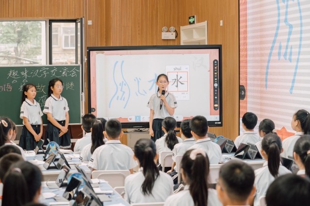智慧課堂讓學生化身“小老師”。學校供圖.jpg