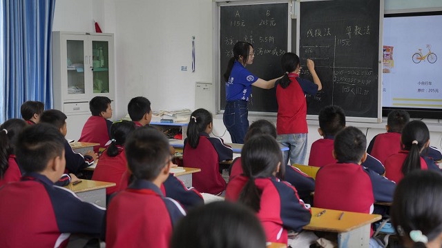 暑期實(shí)踐團(tuán)隊(duì)在當(dāng)?shù)剡M(jìn)行支教。學(xué)校供圖.jpg