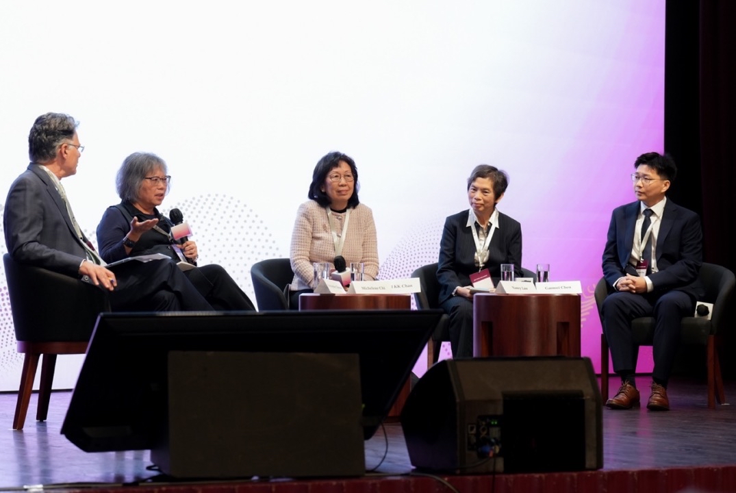 2023年一丹教育研究獎得獎者季清華教授（左二），與來自香港大學的教授（右一至三）在“以學生為中心的教學：如何將理論付諸實踐”小組討論中發(fā)言?；顒臃焦﹫D。.jpg
