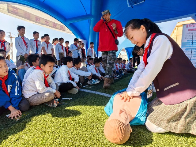 學(xué)生在教官指導(dǎo)下進(jìn)行心肺復(fù)蘇全流程實(shí)踐。.jpg
