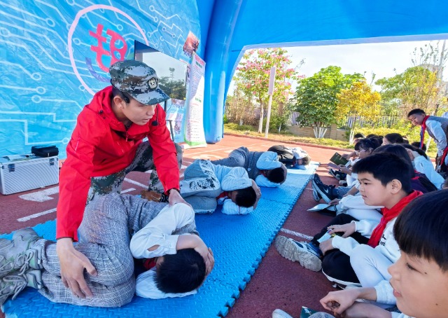 教官向?qū)W生傳授校園安全防踩踏知識。.jpg