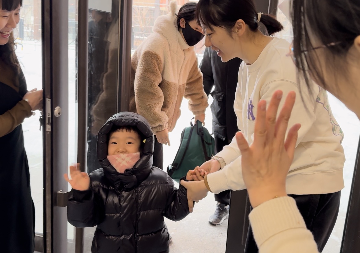 綠園區(qū)第三實驗幼兒園  早晨入園時，孩子開心地和老師打招呼（綠園區(qū)教育局供圖）.jpg