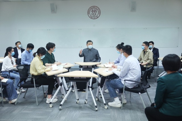 2022年4月25日，習(xí)近平總書記來到中國人民大學(xué)考察調(diào)研。這是總書記在立德樓觀摩思政課智慧教室現(xiàn)場教學(xué)并參與討論。