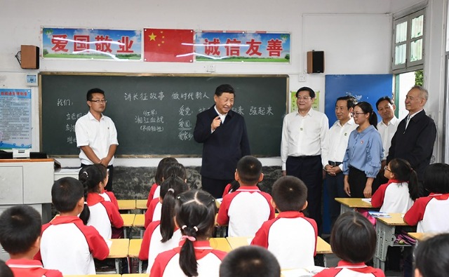 2020年9月16日，習(xí)近平總書記在湖南省郴州市汝城縣文明瑤族鄉(xiāng)第一片小學(xué)，同正在上思政課的同學(xué)們親切交流。