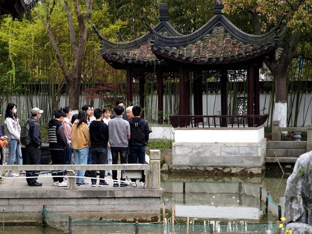 2021年3月30日，在上海交通大學(xué)南蘇園的“微型洱?！迸?，孔海南教授為學(xué)生們打造“沉浸式”思政課。