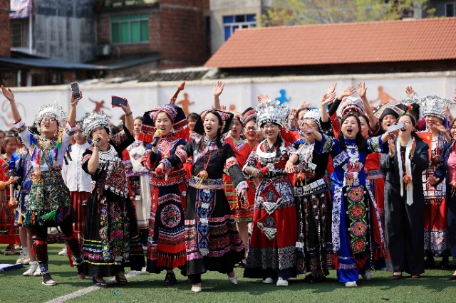 圖1：4月9日，在廣西柳州市融安縣實驗小學(xué)校園，師生們在進(jìn)行山歌對唱。（譚凱興 攝）.JPG