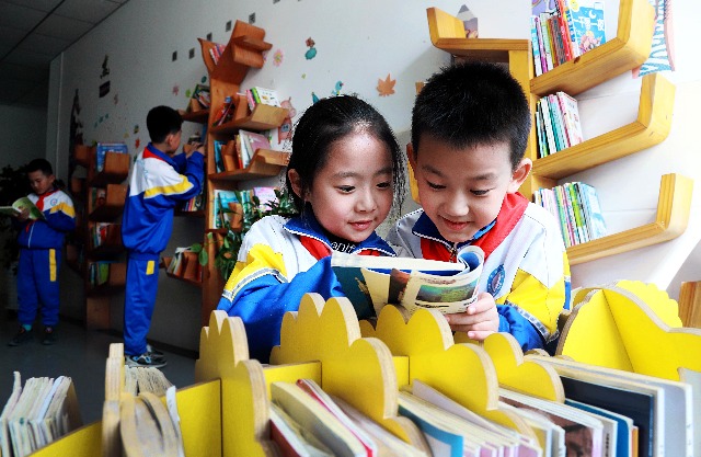 04 臨澤縣城關小學學生在閱讀。趙琳攝.jpg