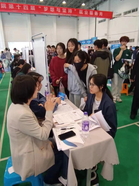 寧波專精特新企業(yè)高校畢業(yè)生專場招聘會現(xiàn)場 學校供圖1.jpg