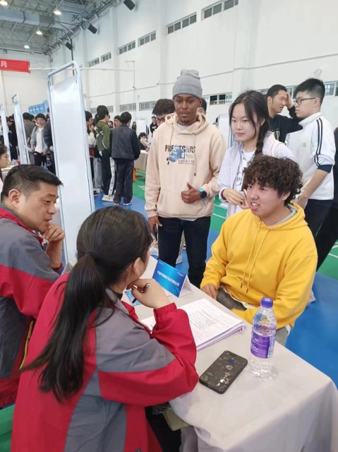 寧波專精特新企業(yè)高校畢業(yè)生專場招聘會現(xiàn)場 學校供圖2.jpg