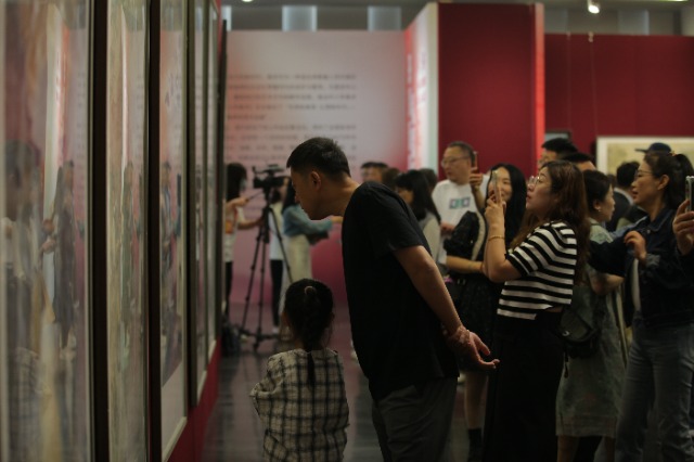參觀者駐足欣賞中小學美術(shù)教師作品?；顒臃焦﹫D.jpg