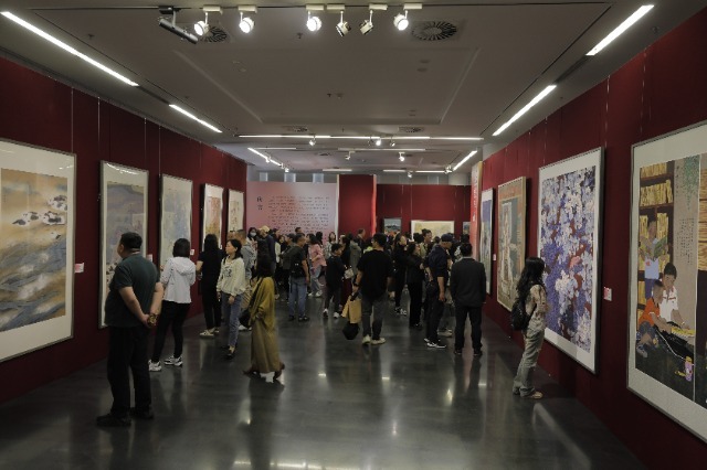 參觀者駐足欣賞中小學美術(shù)教師作品。活動方供圖 .jpg