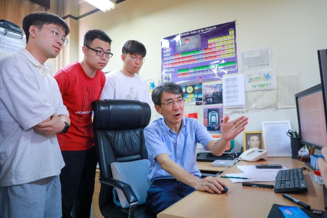 中國科學院院士、清華大學教授、南方科技大學校長薛其坤正在指導學生開展科學研究。（南方科技大學供圖）.jpg
