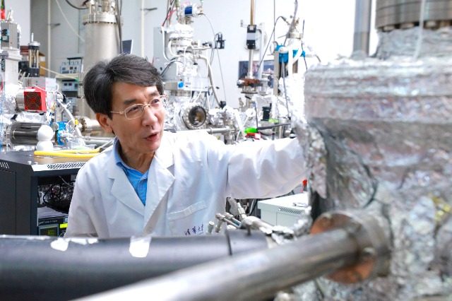 中國科學院院士、清華大學教授、南方科技大學校長薛其坤正在開展科學研究。（南方科技大學供圖）.jpg