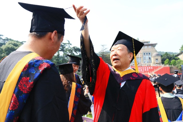 2017年6月22日，李德仁參加武漢大學畢業(yè)典禮并為畢業(yè)生撥穗.jpg