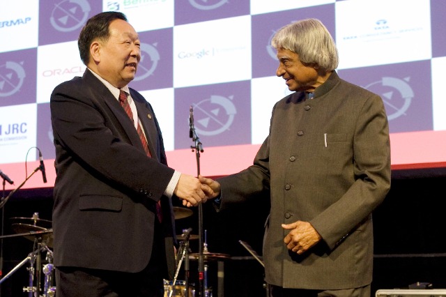 2012年4月14日，國際地球空間信息科學大會授予武漢大學“World Leadership”獎，李德仁接受頒獎嘉賓印度前總統(tǒng)頒獎.jpg