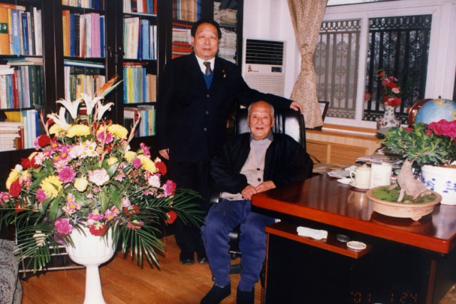 2001年2月，李德仁給導師王之卓拜年.jpg