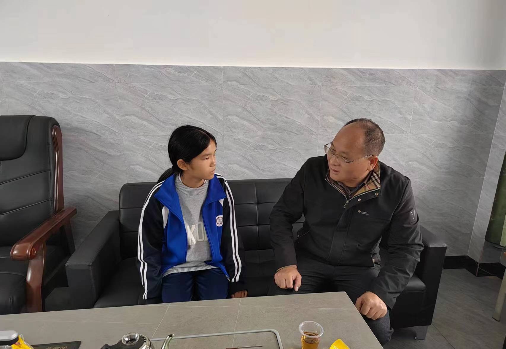 同脫貧戶學生談心，增強學生努力學習的信心.jpg