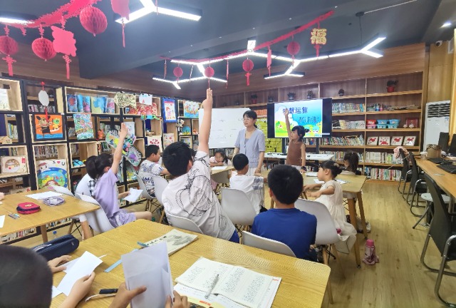 7月16日，姜堰區(qū)三水街道關(guān)工委陳莊社區(qū)校外輔導(dǎo)站開辦的《智慧運(yùn)算一一感受別樣的數(shù)學(xué)》得到孩子們的青睞。（拍攝者：泰州市姜堰區(qū)關(guān)工委 全玉英）.jpg