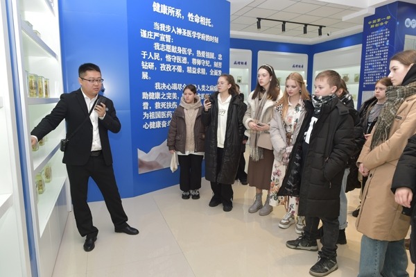 來訪師生參觀生命科學(xué)館。學(xué)校供圖。.jpg