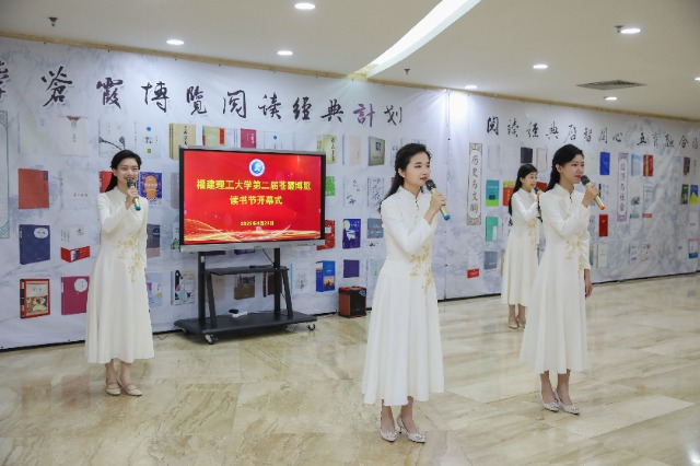 01 校大學生藝術(shù)發(fā)展中心誦讀藝術(shù)團朗誦經(jīng)典詩歌《就是那一只蟋蟀》.jpg